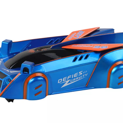 Sportinis automobilis, važiuojantis sienomis, lubomis, lazerinis mėlynas