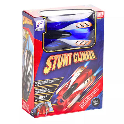 Sportinis automobilis, važiuojantis sienomis ir lubomis su mėlynu lazeriu