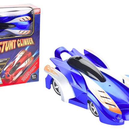 Sportinis automobilis, važiuojantis sienomis ir lubomis su mėlynu lazeriu