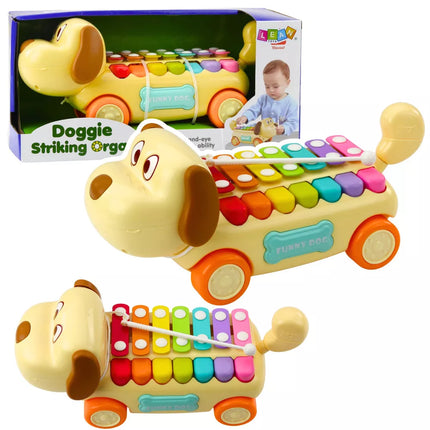 Jojantis šuo su cimbolais, judančiomis ausimis, uodega, ant virvutės su koteliu