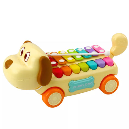 Jojantis šuo su cimbolais, judančiomis ausimis, uodega, ant virvutės su koteliu