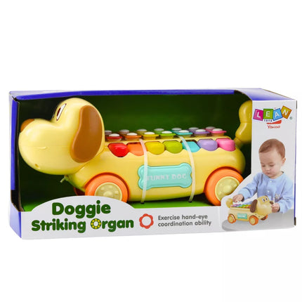 Jojantis šuo su cimbolais, judančiomis ausimis, uodega, ant virvutės su koteliu