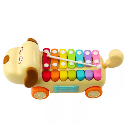 Jojantis šuo su cimbolais, judančiomis ausimis, uodega, ant virvutės su koteliu