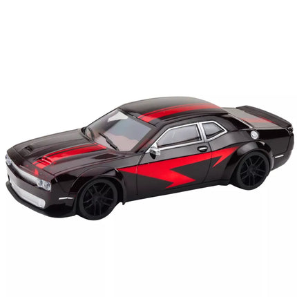 Sportinio automobilio važiavimas blizgančiu korpusu juodos spalvos raudonomis linijomis