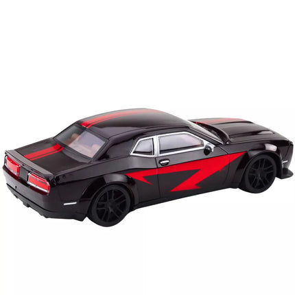 Sportinio automobilio važiavimas blizgančiu korpusu juodos spalvos raudonomis linijomis