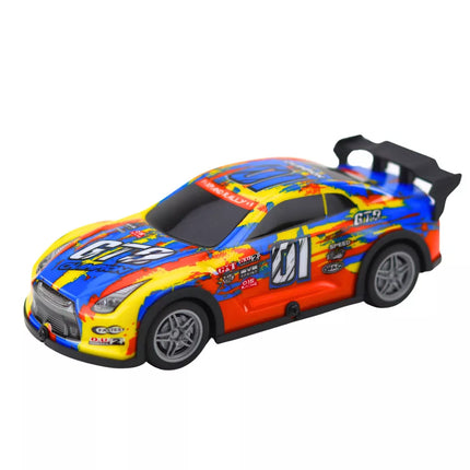 RC lenktynių automobilis su šviečiančiu kėbulu, mėlynas ir geltonas