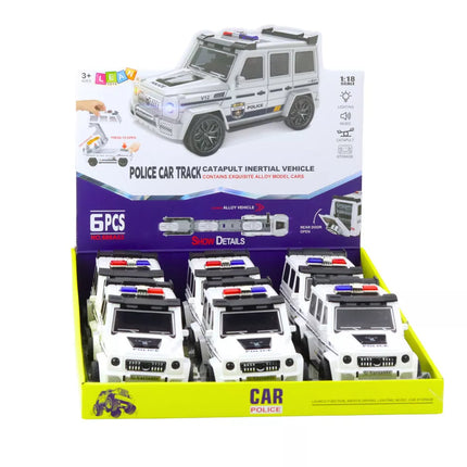 Policijos visureigis su frikciniu varikliu, atidaroma bagažinė, balta