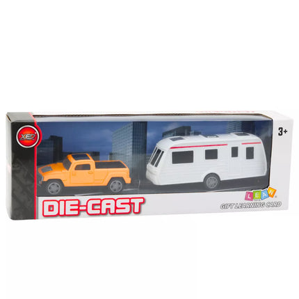 Metalinis automobilio ir oranžinės kemperio priekabos rinkinys