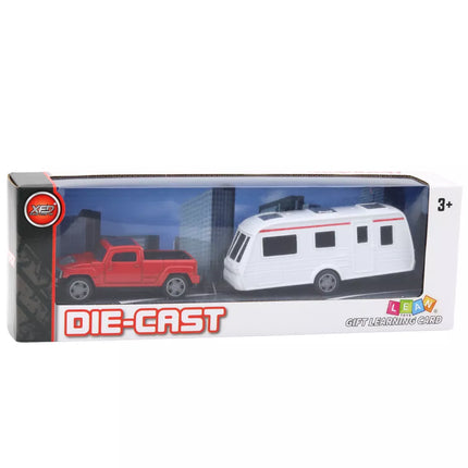 Metalinio automobilio su raudonos spalvos kemperio priekaba rinkinys