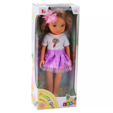 Lėlė su purpurine suknele, ilgais rudais plaukais ir gėlių segtuku