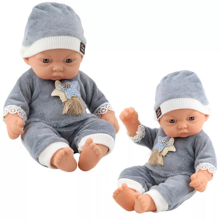 Lėlė su pilka pižama ir kepure su žvaigždutėmis