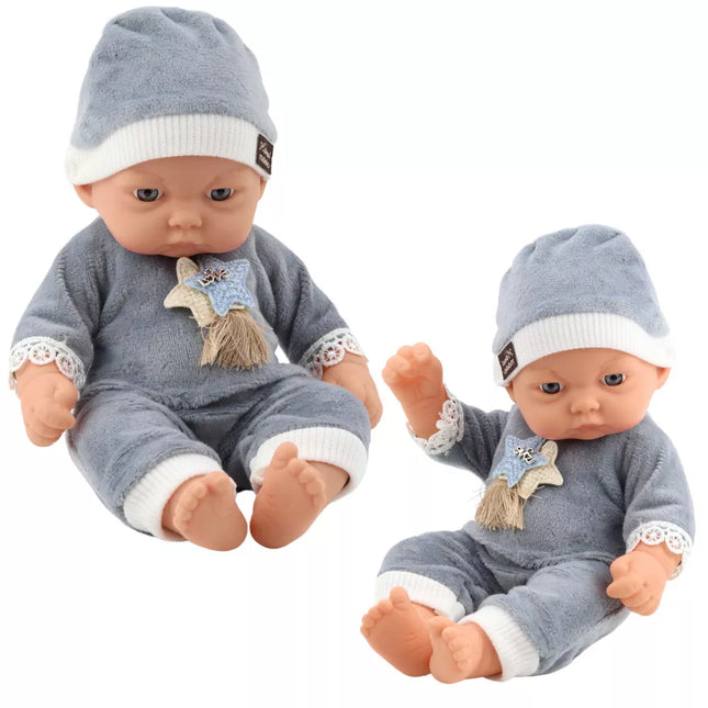 Lėlė su pilka pižama ir kepure su žvaigždutėmis