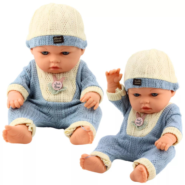 Lėlė su mėlynu megztu kostiumėliu ir kepure