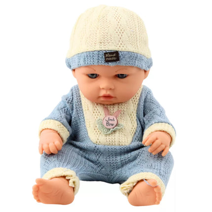 Lėlė su mėlynu megztu kostiumėliu ir kepure