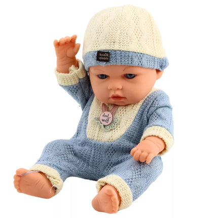 Lėlė su mėlynu megztu kostiumėliu ir kepure