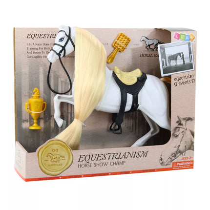 Žirgas su ilgais karčiais, balno taure, šepečių priedais, baltas