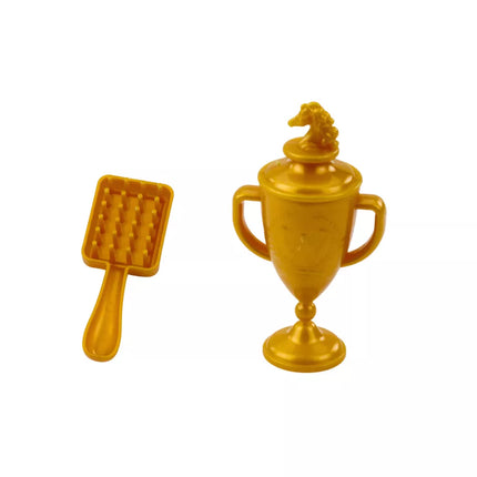 Žirgas su ilgais karčiais, balnas, puodelis, šepetys, priedai, ruda