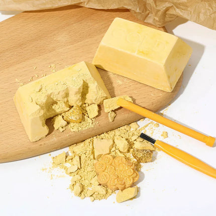 Atraskite auksą! Archeologinis rinkinys su aukso luitu, akmenimis ir įrankiais.