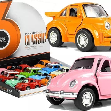 Klasikinis metalinis automobilis su įvairiais garsais