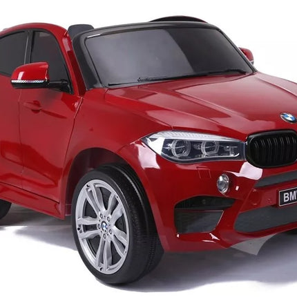 Naujas BMW X6M raudonos spalvos – elektrinis važiavimo automobilis