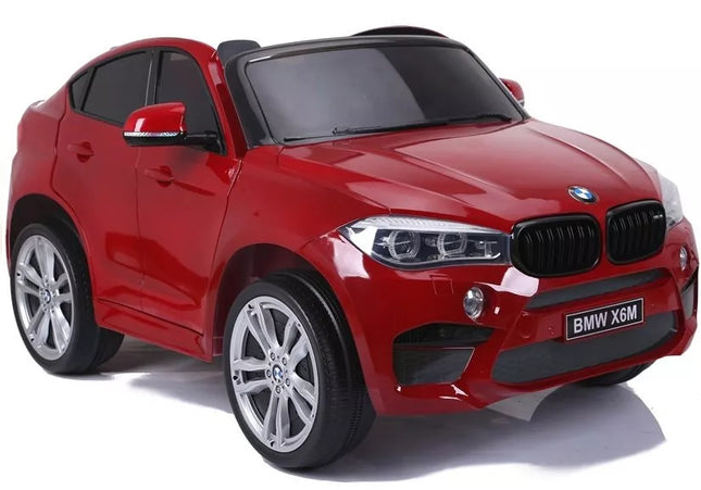 Naujas BMW X6M raudonos spalvos – elektrinis važiavimo automobilis