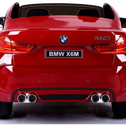 Naujas BMW X6M raudonos spalvos – elektrinis važiavimo automobilis