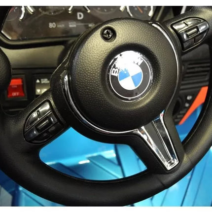 Naujas BMW X6M raudonos spalvos – elektrinis važiavimo automobilis