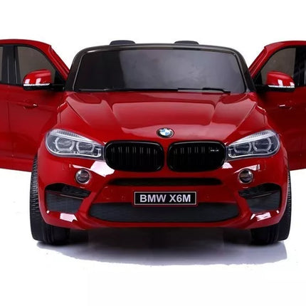 Naujas BMW X6M raudonos spalvos – elektrinis važiavimo automobilis
