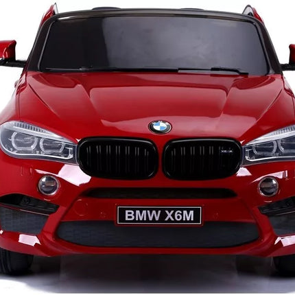 Naujas BMW X6M raudonos spalvos – elektrinis važiavimo automobilis