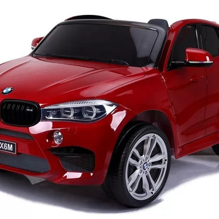 Naujas BMW X6M raudonos spalvos – elektrinis važiavimo automobilis