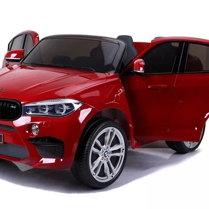 Naujas BMW X6M raudonos spalvos – elektrinis važiavimo automobilis