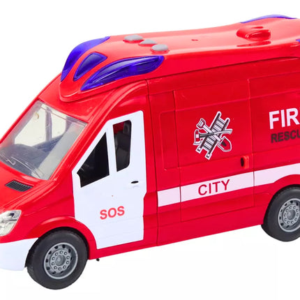 Gaisrinės mašinos šviesos, garsai, atidaromos durys, raudona