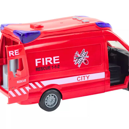 Gaisrinės mašinos šviesos, garsai, atidaromos durys, raudona