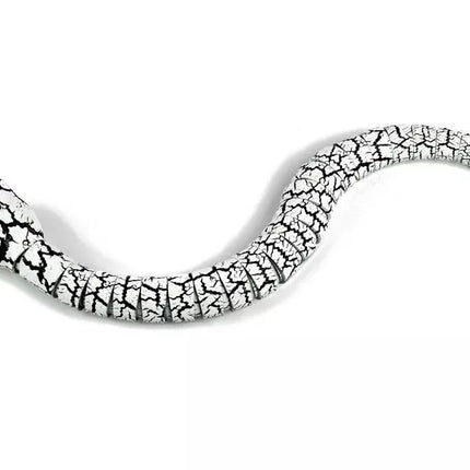 Nuotoliniu būdu valdoma balta gyvatė