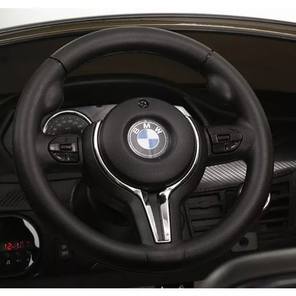 BMW X6 sidabrinės spalvos – elektromobilis