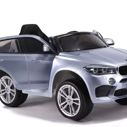 BMW X6 sidabrinės spalvos – elektromobilis