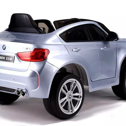 BMW X6 sidabrinės spalvos – elektromobilis
