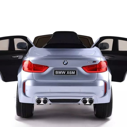 BMW X6 sidabrinės spalvos – elektromobilis