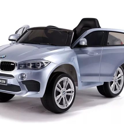 BMW X6 sidabrinės spalvos – elektromobilis