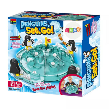 Pingvinas spardo kamuolį į ledkalnį