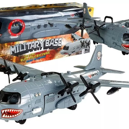 Karinė bazė lėktuve su šviesomis ir garsu