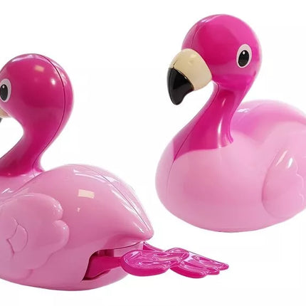 Flamingas maudynių žaislas plūduriuoja ant vandens