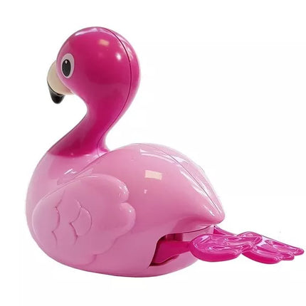 Flamingas maudynių žaislas plūduriuoja ant vandens