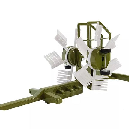 Traktorius su priekaba, grėbliu ir raudona cisterna