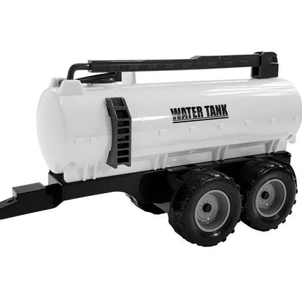 Traktorius su priekaba, grėbliu ir raudona cisterna