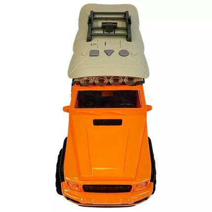 Kempingo sunkvežimis džipas su garsais ir šviesomis