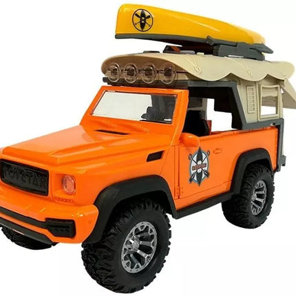 Kempingo sunkvežimis džipas su garsais ir šviesomis