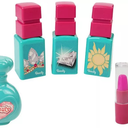 Rožinis grožio rinkinys kuprinėje