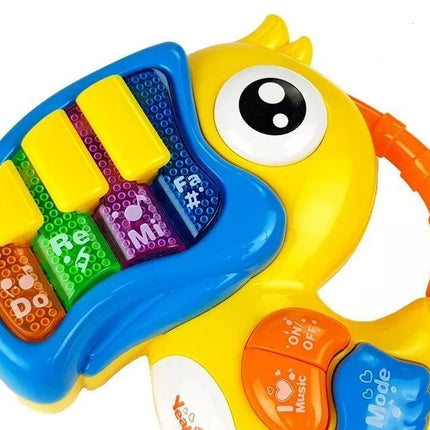 Baterijomis valdomas papūgos formos pianinas ir gitara