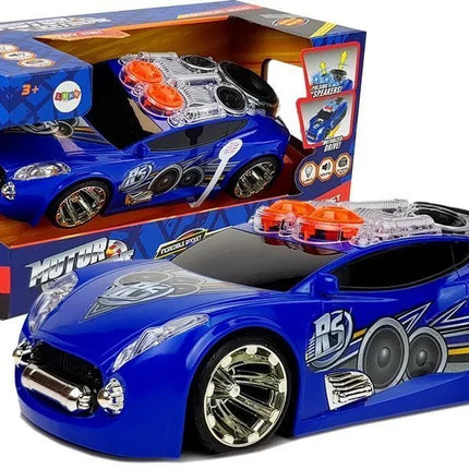 Sportinis automobilis su DJ, stogo garsiakalbiais, muzika, šviesomis